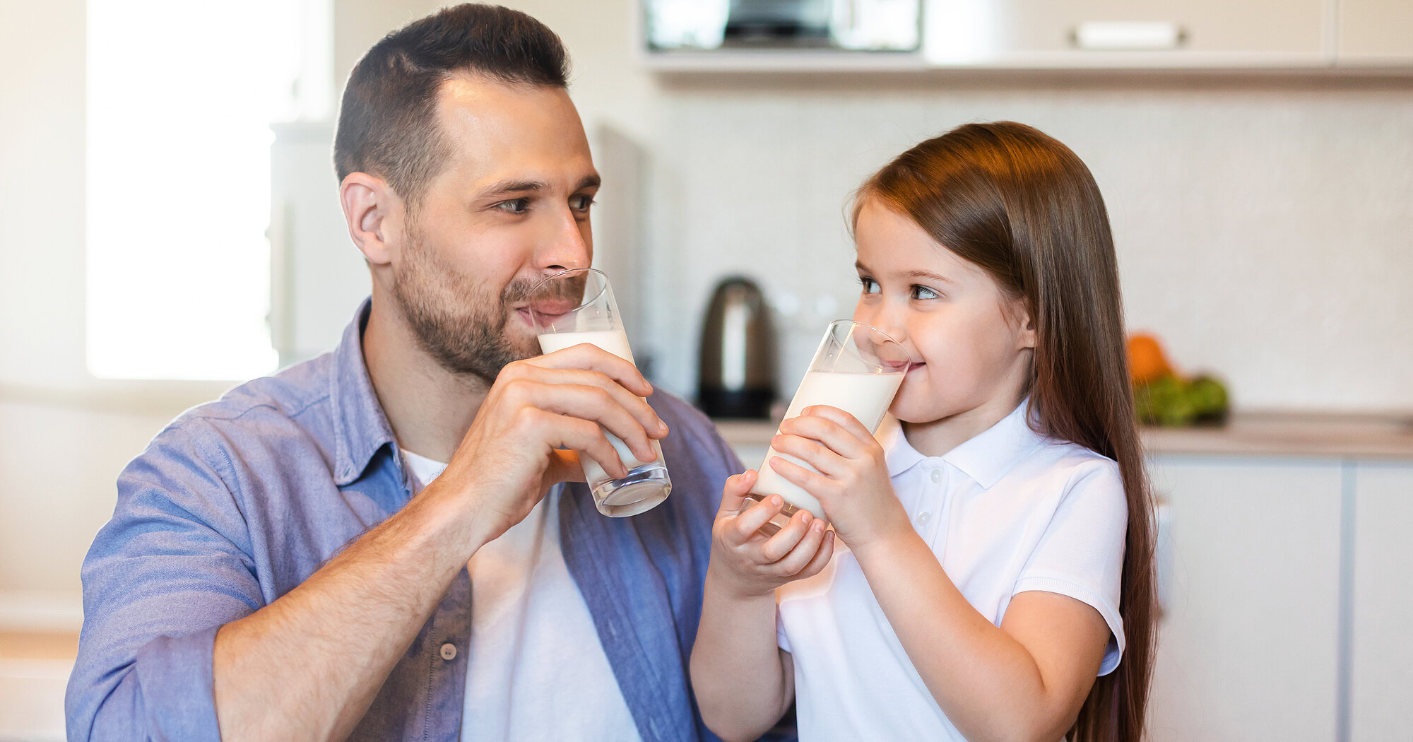 Daughters milk. Завтрак вместе с папой. Дочь молоко. Отец пьет молоко дочери. Семья пьет молоко.